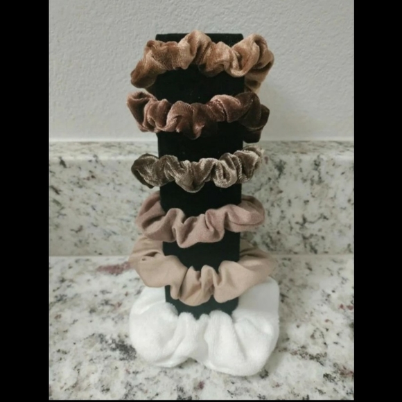 Assorted scrunchies $2 each or 5pc for $9 - Picture 8 of 10